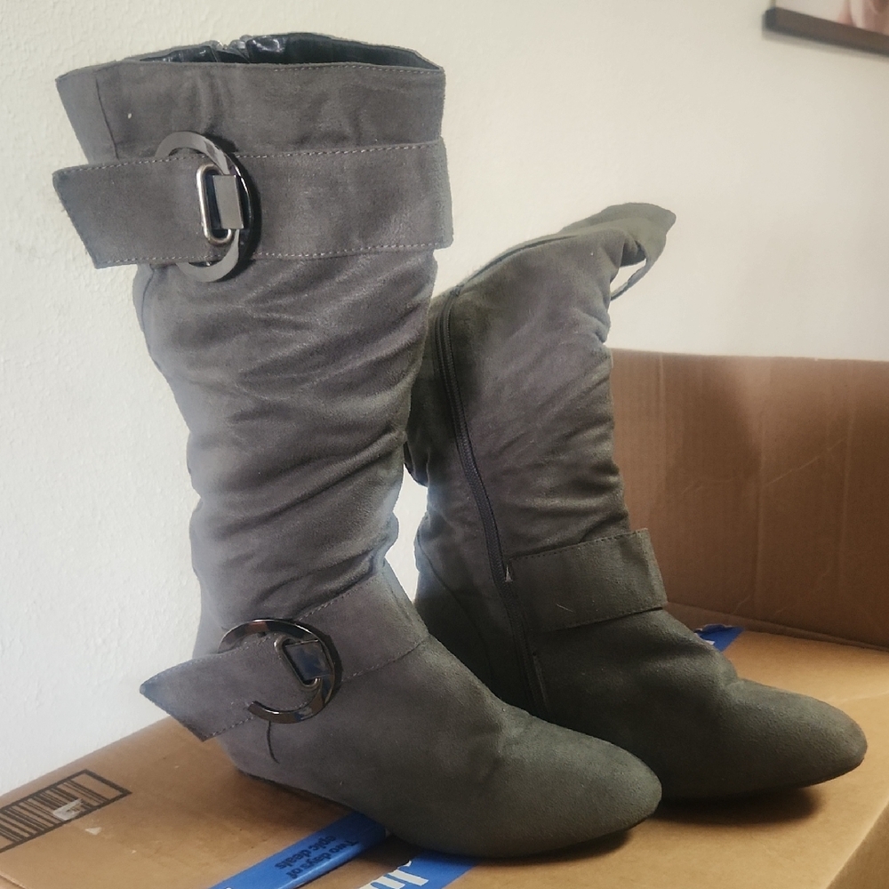 Elegant Women's Gray Boots with Buckle Detail